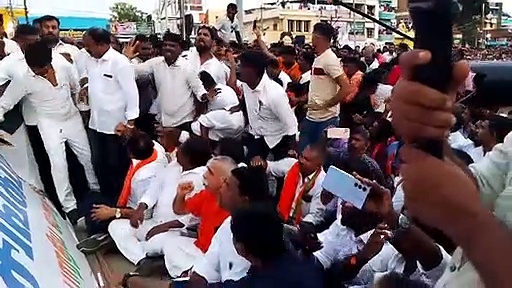 மேடையில் இடம் இல்லாததால் தரையில் அமரவைக்கப்பட்ட கேசவ விநாயகம்; பாஜக கூட்டத்தில் சலசலப்பு