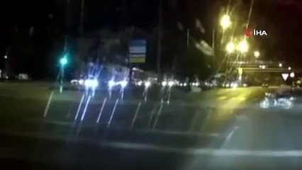 Motosiklete çarpan araç yan yattı: 6 kişinin yaralandığı kaza kamerada