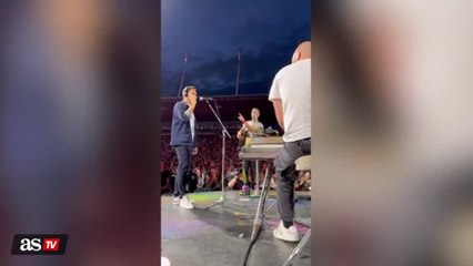 WATCH: Roger Federer sings with Coldplay on stage