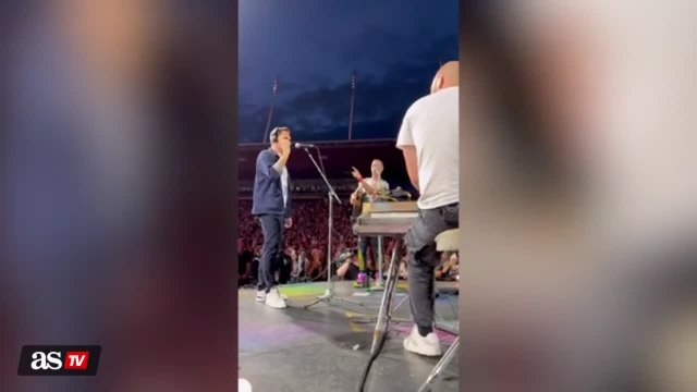 WATCH: Roger Federer sings with Coldplay on stage