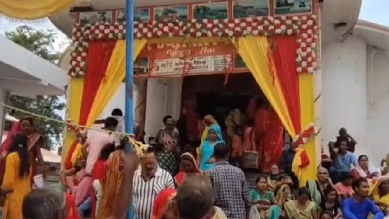 रीवा: गुरु पूर्णिमा महोत्सव पर मंदिरों में दिखी विशेष साज-सज्जा, लगी भक्तों की कतार