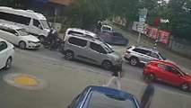 Sie nahmen die Tasche aus dem an der roten Ampel wartenden Auto und flüchteten.