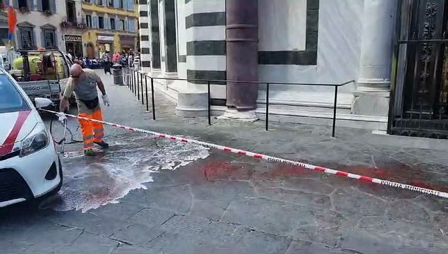 Blitz degli attivisti davanti al Battistero di Firenze, le operazioni di pulizia