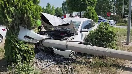 La voiture, qui a fait une sortie de route, a percuté un lampadaire： 3 blessés