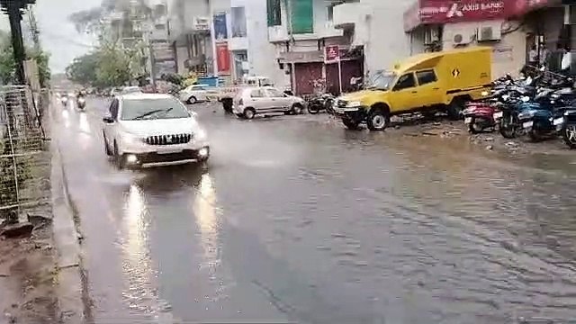 बारिश होने पर तीन फीट तक भर जाता है पानी, व्यापार हो जाता है ठप