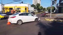 Caminhonete capota após colisão com automóvel em cruzamento de Umuarama