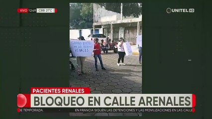 Pacientes renales bloquean calles y protestan en la calle Arenales