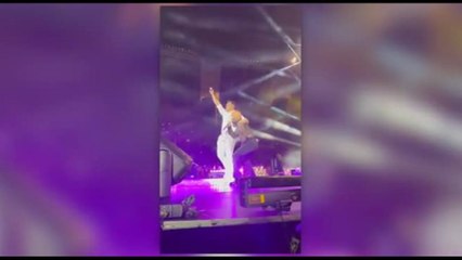 Giuliano Sangiorgi a sorpresa sul palco con Tiziano Ferro
