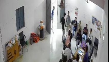 रतलाम: अतिक्रमण हटाने के दौरान जनपद सदस्य को महिला ने जड़ा थप्पड़, वीडियो वायरल