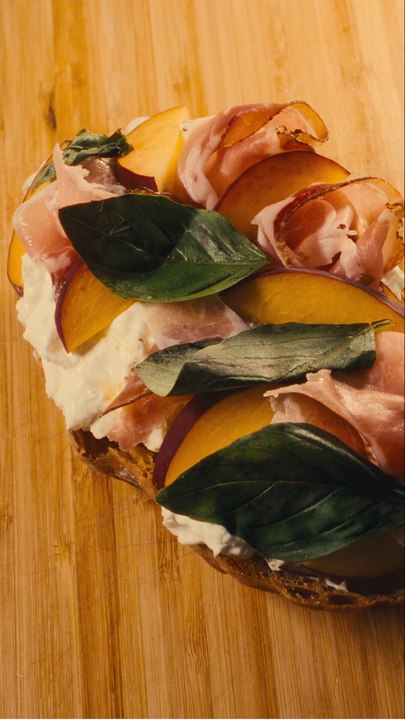 Ciabatta burrata, pêche, speck et basilic  tartine sucrée salée complètement dingue !! #shorts