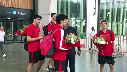 Video herunterladen: İSTANBUL - Dünya üçüncüsü 19 Yaş Altı Erkek Milli Basketbol Takımı yurda döndü