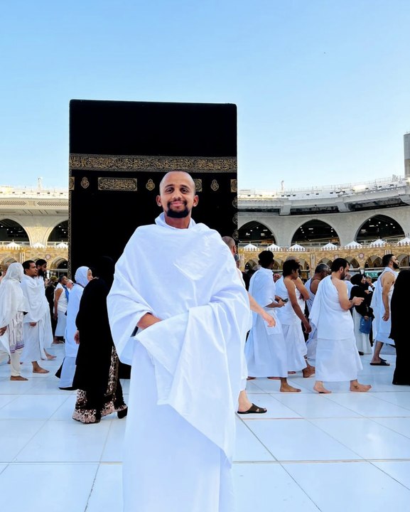طالب باكستاني يذهب إلى الحج سيرًا على الأقدام!