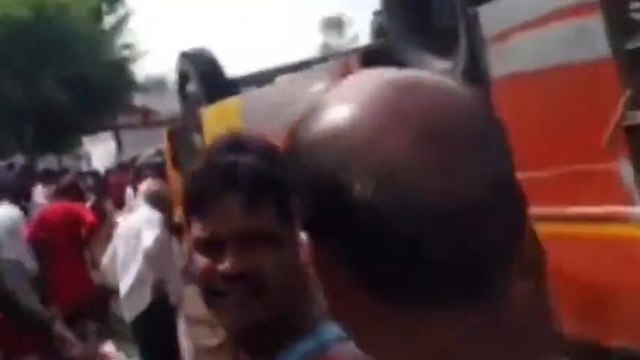 तेज रफ्तार बस धमाके के साथ पलटी,खून और चीख़ों से दहला इलाका