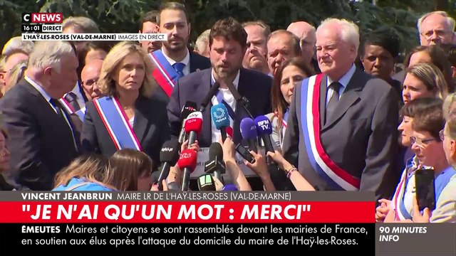 Regardez le discours très fort de Vincent Jeanbrun, le maire de L'Haÿ-les-Roses, après la marche organisée en son soutien: Le vrai visages des émeutiers, celui d'assassins! Il ont voulu assassiner ma femme et enfants dans leur sommeil