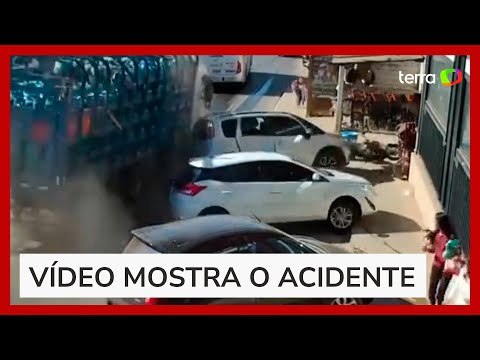 Caminhão carregado com botijões de gás perde freio e atinge sete carros no DF