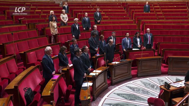 Regardez les députés rendre hommage au sapeur-pompier décédé dans un incendie à Saint-Denis, en respectant une minute de silence à l'Assemblée Nationale