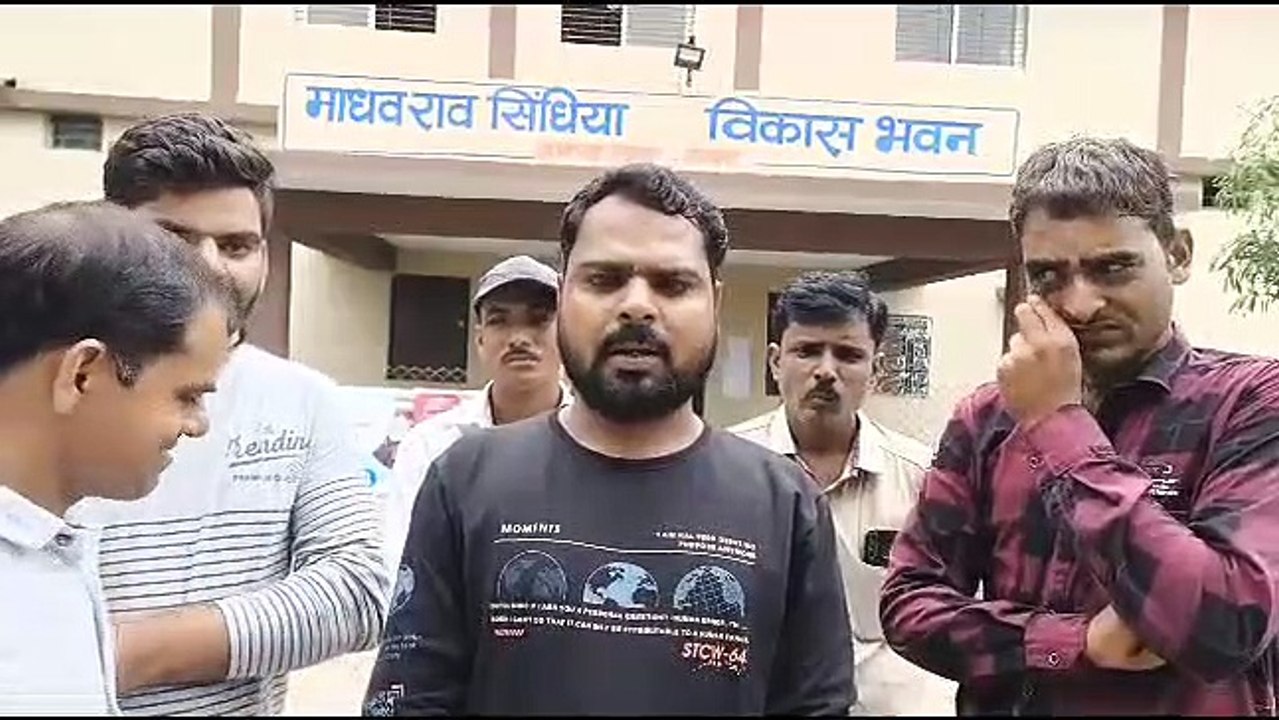 दनदनाती आई महिला और नेताजी को जड़़ दिया थप्पड़,...