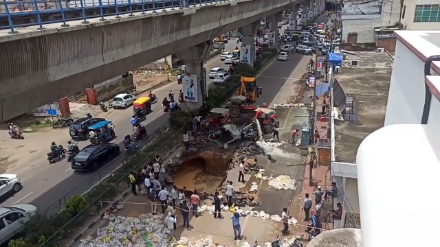 न्यू सांगानेर रोड पर सीवर लाइन क्षतिग्रस्त, सडक़ की परत हटाई तो दिखा 20 फीट गहरा गड्ढा