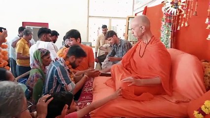 ध्यान मूलं गुरु मूर्ति, पूजा मूलं गुरु पद...