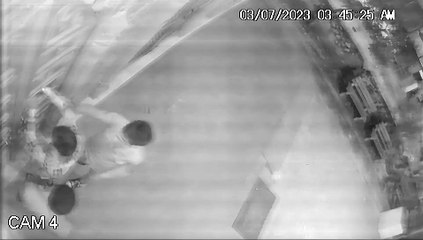 खिड़की तोड़ बच्चे को अंदर भेजा, फिर मंदिर में की चोरी : देखें वीडियो