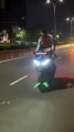 जयपुर पुलिस को इस आदमी की तलाश, ट्रैफिक के बीच किया स्टंट, लोगों की जान डाली खतरे में, देखें Video