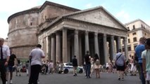 Los turistas viven con resignación el primer día de pago en el Panteón de Roma