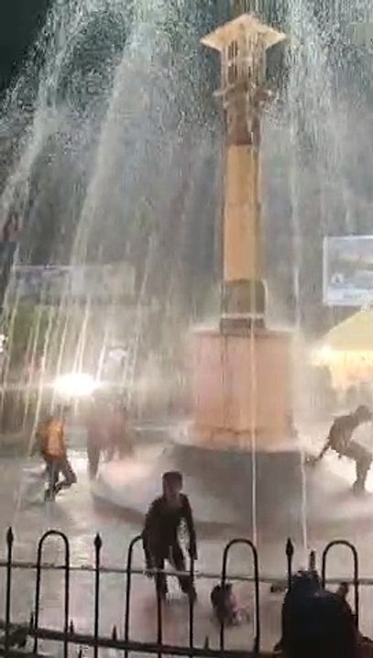 फव्वारे के नीचे गर्मी से मिल रही राहत बन सकती है आफत,देखे वीडियो