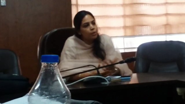 बीच सडक़ पर खड़ी कार पर ठोका जुर्माना, नंबर प्लेट पर लिखा था 'भाजपा महिला मोर्चा अध्यक्ष'