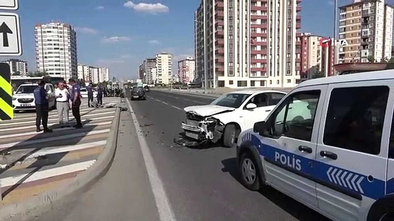 Une équipe de police à moto est entrée en collision avec une voiture : 2 policiers blessés