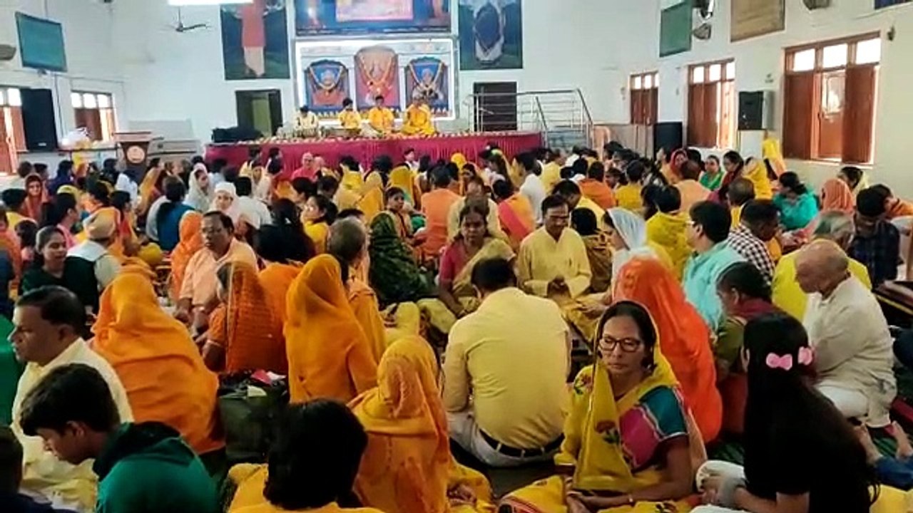गुरु चरणों में नवाया शीश, दीक्षा, पादुका पूजन के साथ गुरु के बताए मार्ग पर चलने का संकल्प
