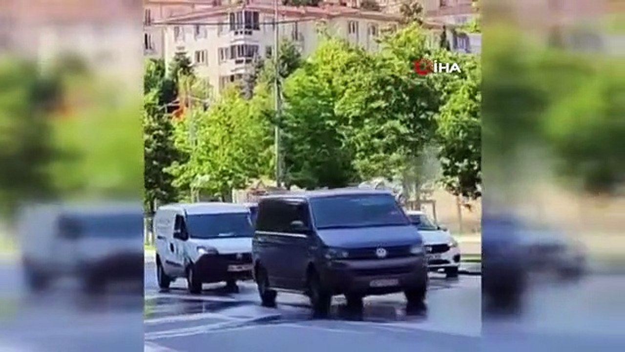 Une conduite d'eau a éclaté à Pendik, les conducteurs qui ont transformé la crise en opportunité ont lavé leurs voitures