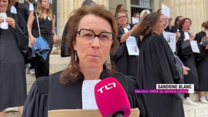 Une semaine après, les greffiers de nouveau sur les marches du tribunal