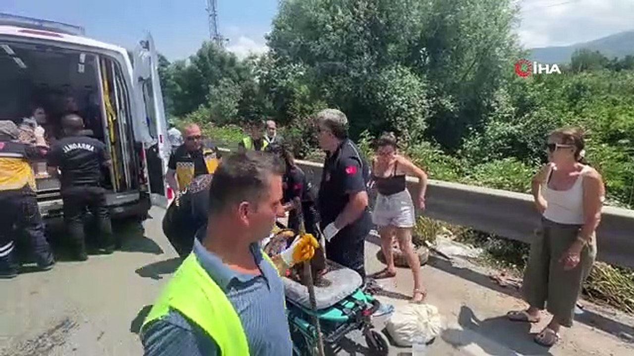 Zwei Autos kollidierten auf der anatolischen Autobahn: 8 Verletzte, darunter 5 Kinder