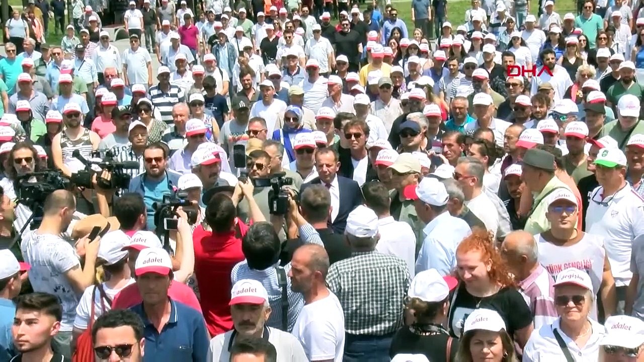 Der Bürgermeister von Bolu, Tanju Özcan, startet den Spaziergang „Wandel und Gerechtigkeit“.