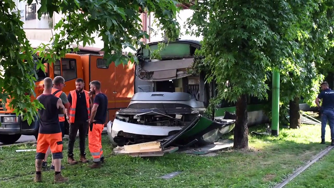 Milano, tram Atm della linea 15 deraglia e sbatte contro un albero in piazzale Abbiategrasso