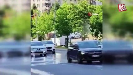 Pendik’te su borusu patladı, krizi fırsata çeviren sürücüler arabalarını yıkadı