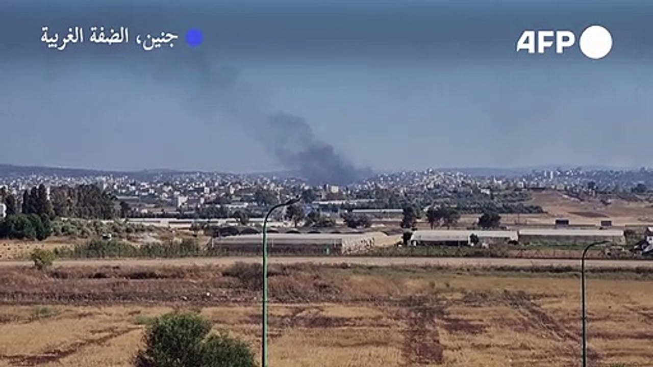 الدخان يتصاعد من مخيم جنين في الضفة الغربية