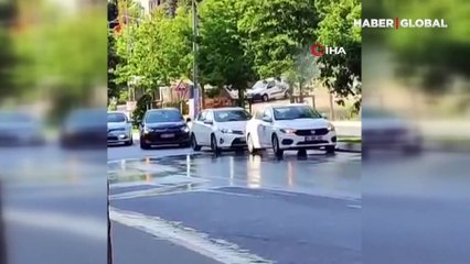 Pendik'te ilginç anlar: Patlayan su borusunun önünde sıraya girip arabalarını yıkadılar