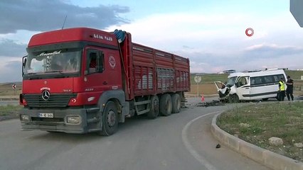 Un camion de service transportant des travailleurs est entré en collision avec un camion dans la capitale : 10 blessés