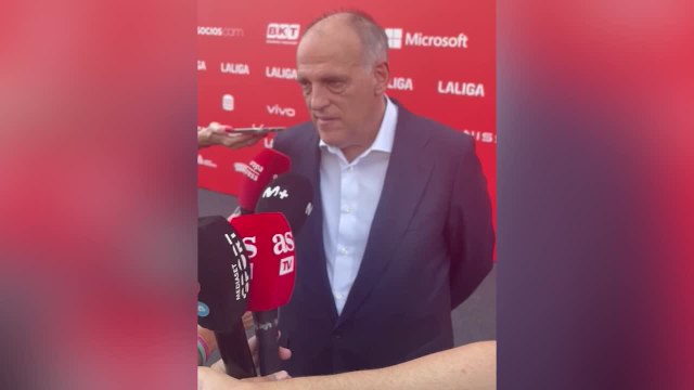Javier Tebas atiende a los medios en la gala de LaLiga