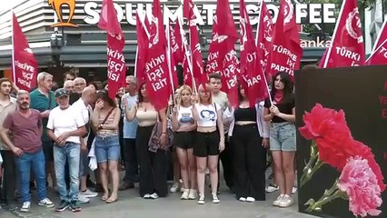 Un événement commémoratif a eu lieu à Izmir pour le 30e anniversaire du massacre de Sivas, des œillets ont été laissés dans la mer pour ceux qui ont perdu la vie