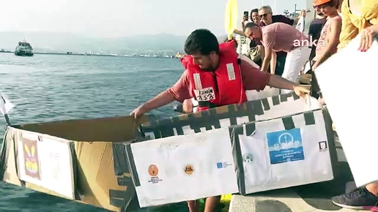 Concours de bateaux en carton organisé à Izmir