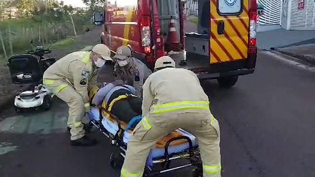 Mulher fica ferida ao cair de cadeira de rodas motorizada no Pioneiros Catarinenses
