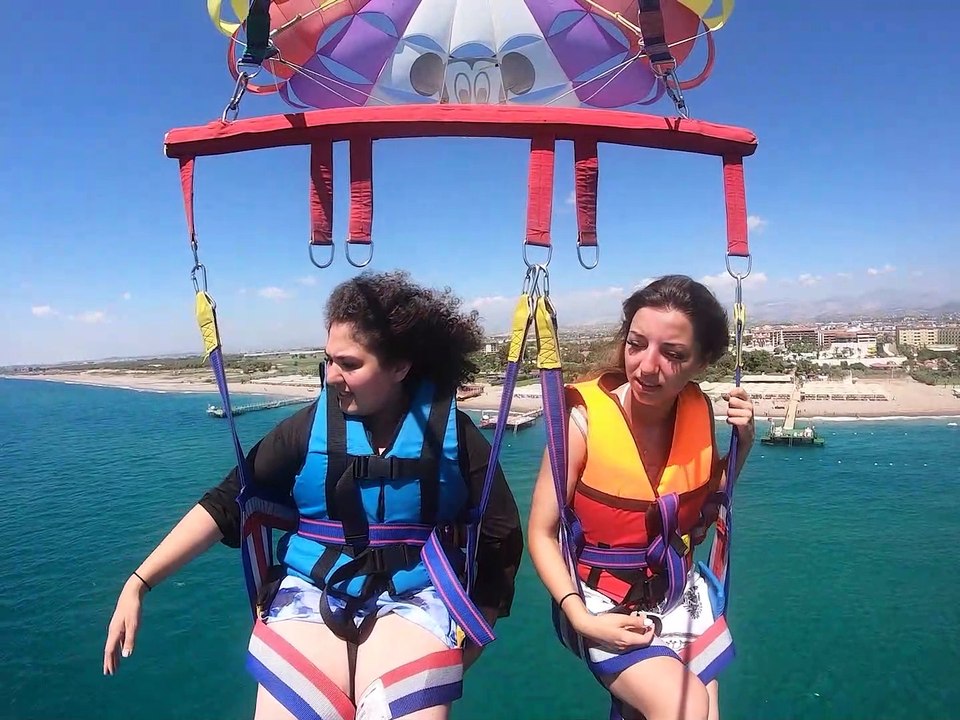 parasailing uçan komik kızlar #10