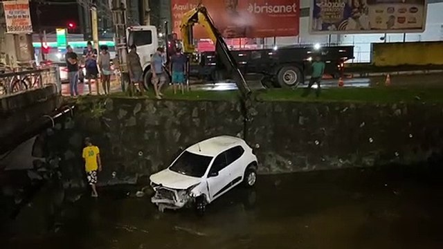 CARRO CAI em CANAL no bairro de PIEDADE, JABOATÃO DOS GUARARAPES