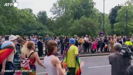 Скачать видео: Clima, blitz degli attivisti di Just Stop Oil al Pride di Londra