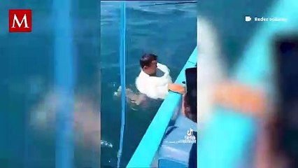 Joven asombra en redes sociales con su inusual forma de pescar usando solo una playera