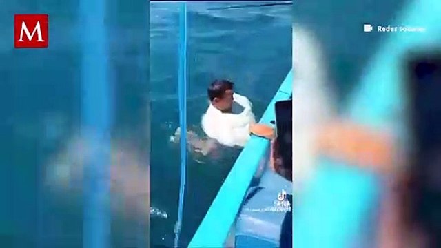 Joven asombra en redes sociales con su inusual forma de pescar usando solo una playera