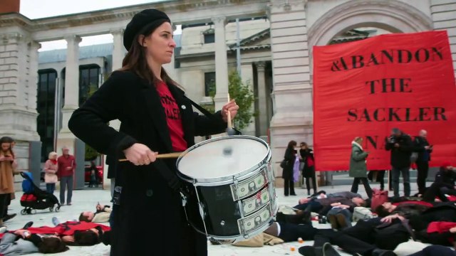 Toute la beauté et le sang versé Bande-annonce (EN)