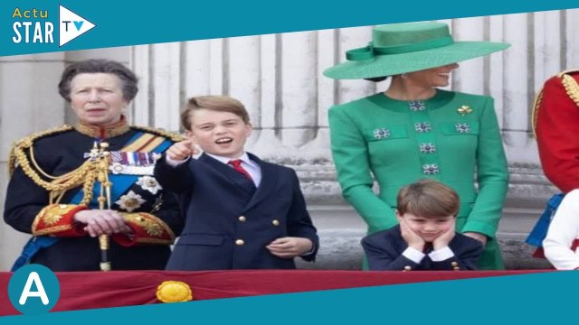 Prince George gourmand : de sortie pour un match avec William, il se fait plaisir dans les gradins